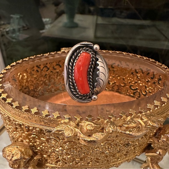 EUC Vintage Old pawn sterling silver Native American with coral set in ring.